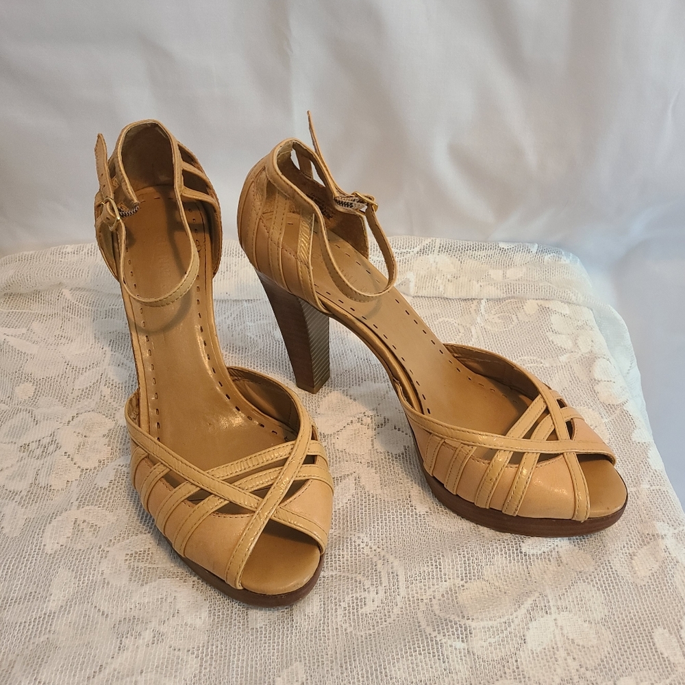 Very loved Gianni Bini Neutral high heel - Picture 2 of 7